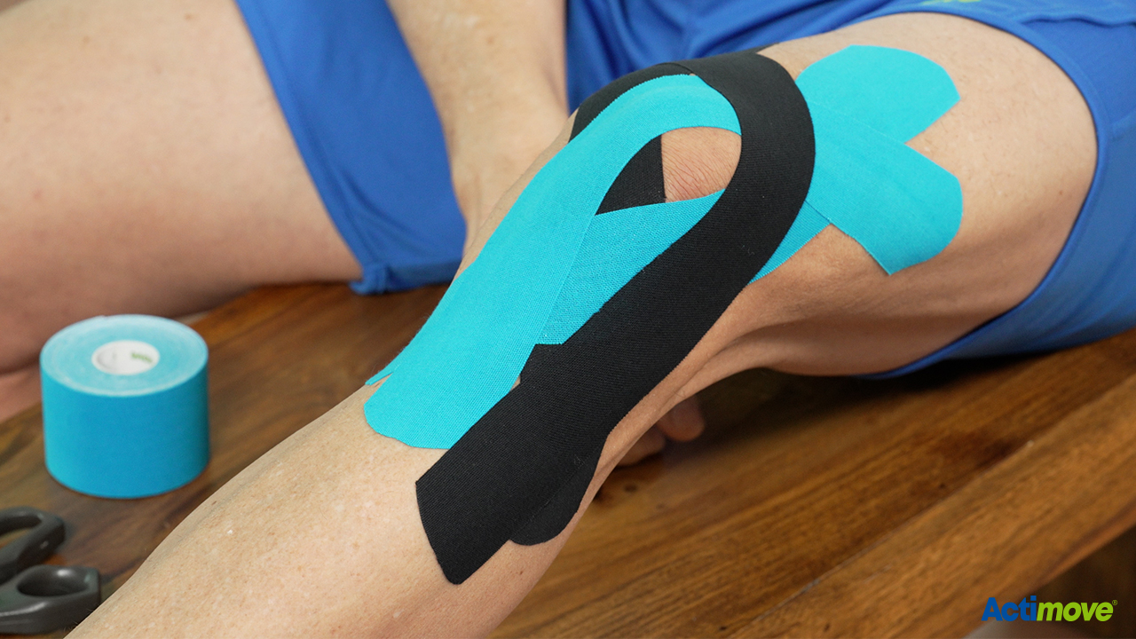 Immagine di un atleta con il prodotto Leukotape K attorno al ginocchio Immagine di un atleta con il prodotto Leukotape K attorno al ginocchio